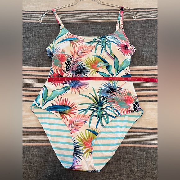 TOMMY BAHAMA | 10 | Reversible | Padded - Picture 8 of 13